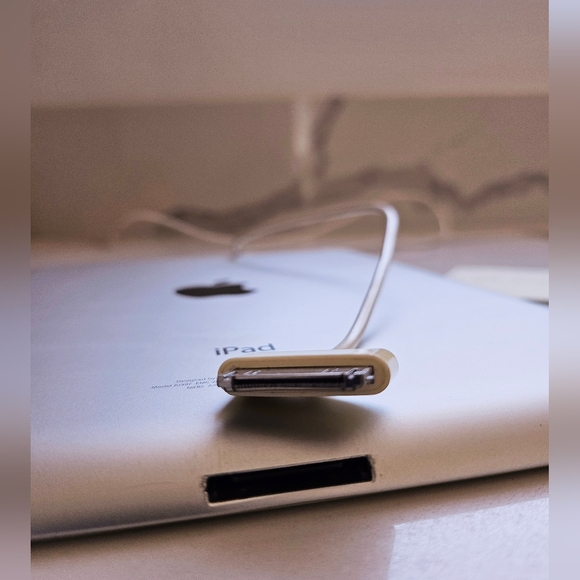 Apple iPad 2 + Charging Cable - Picture 6 of 14